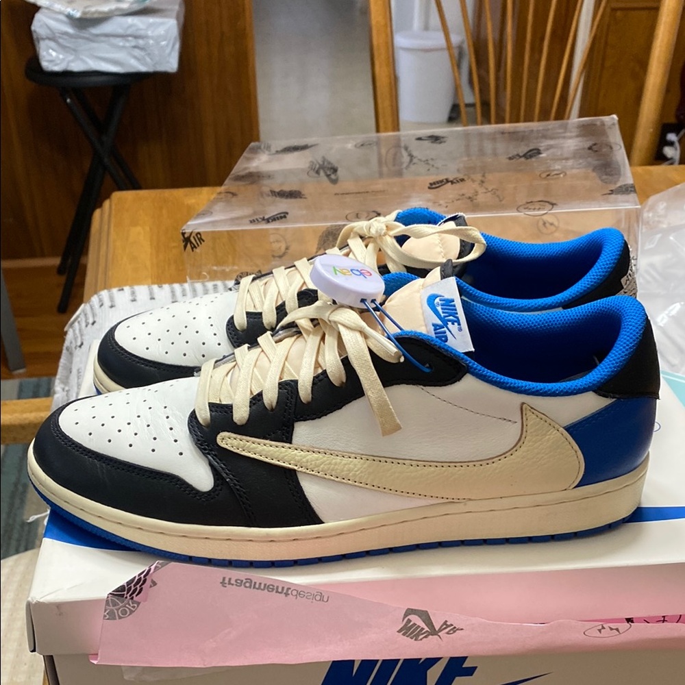 Jordan 1 Travis fragments